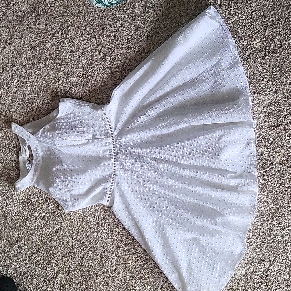 White lace dress, knees high open back. - Picture 7 of 7